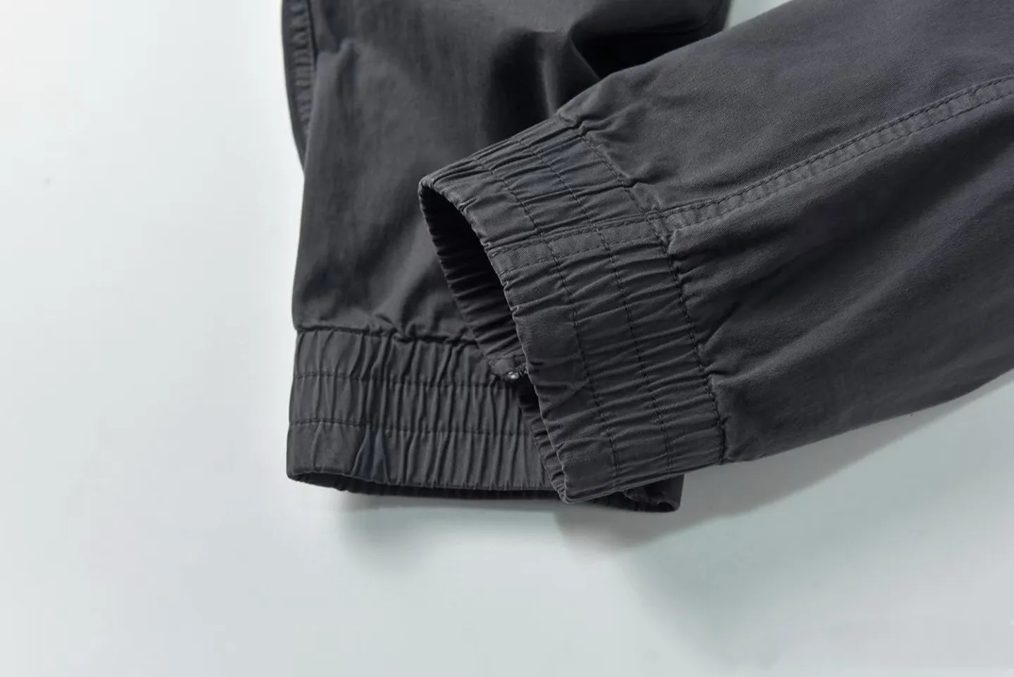 P290 STONE ISLAND/Stone Island Simple Washed Badge Leg Work Pants. The upper body is very simple, handsome and stylish, and can be easily worn by men and women. Made of washed cotton fabric, the micro-elastic texture is very soft and comfortable. The upper body is super versatile and can be worn by anyone. The loose version is suitable for all kinds of body types and they like to wear it quickly. Color: black, gray, military green, khaki